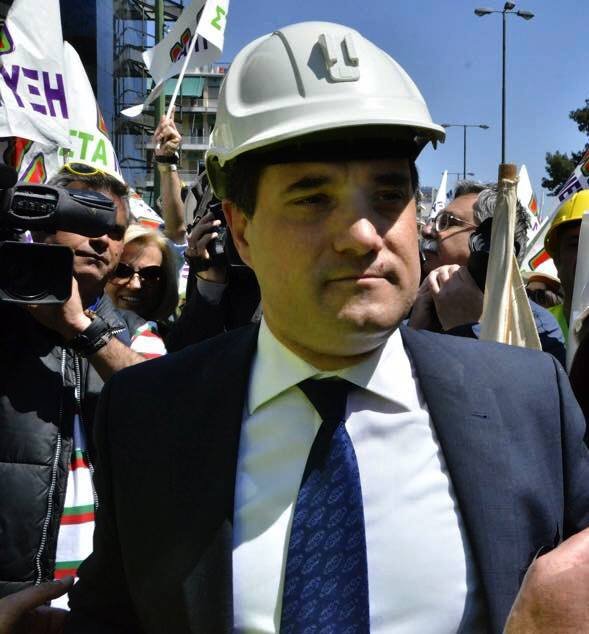 Με κράνος εργοταξίου στην πορεία των μεταλλωρύχων από τις Σκουριές ο Αδωνις Γεωργιάδης [εικόνες] | iefimerida.gr 0