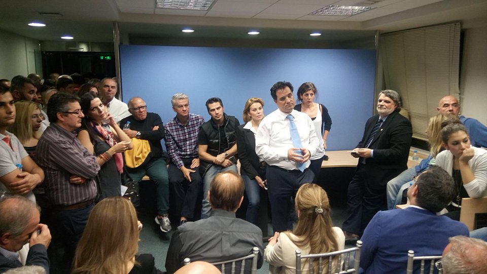 Η σέλφι του Αδωνι και της Ευγενίας με τους εθελοντές [εικόνες] | iefimerida.gr 0