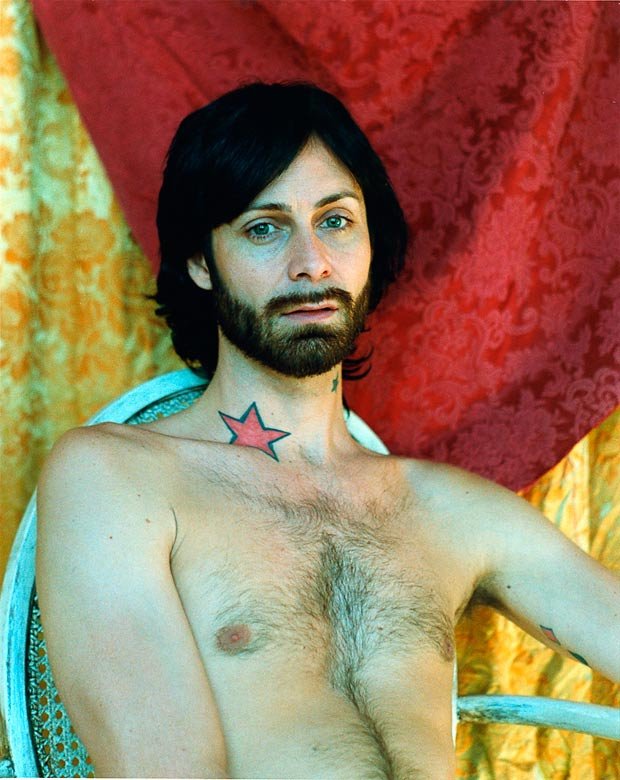 Πως τα άσχημα νέα γίνονται «τέχνη»: Φωτογράφισε τις σοκαριστικές αντιδράσεις συγγενών του όταν τους είπε ότι έχει AIDS [εικόνες] | iefimerida.gr 2