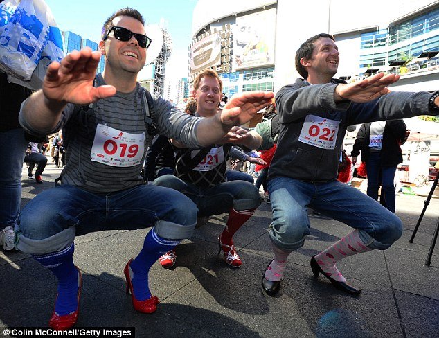 Οι άντρες με τις γόβες: Μαραθώνιος για τη σεξουαλική βία -«Περπάτα ένα μίλι με τα παπούτσια της» [εικόνες] | iefimerida.gr 0