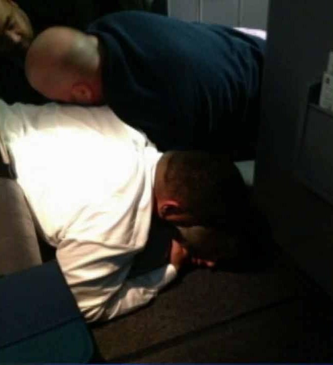 Θρίλερ στον αέρα -Επιβάτης προσπάθησε να εισβάλει στο πιλοτήριο [εικόνες & βίντεο] | iefimerida.gr 1