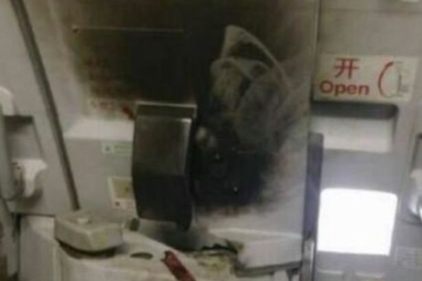 Πανικός στον αέρα – Επιβάτης έβαλε φωτιά σε καμπίνα αεροσκάφους [εικόνες&βίντεο]  | iefimerida.gr 0