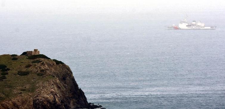 Οι Τούρκοι μεταφέρουν με πλωτή πλατφόρμα εκσκαφείς και μπουλντόζες στη νησίδα Τσαβούς [εικόνες] | iefimerida.gr 2