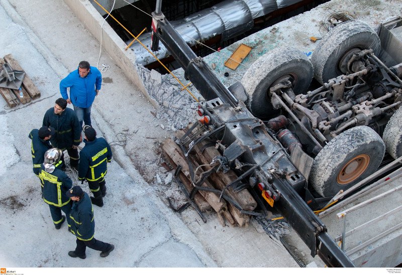 Τραγωδία στη Θεσσαλονίκη: Ξεψύχησε ο χειριστής του γερανού που ανετράπη σε εργοτάξιο του μετρό [εικόνες &βίντεο] | iefimerida.gr 2