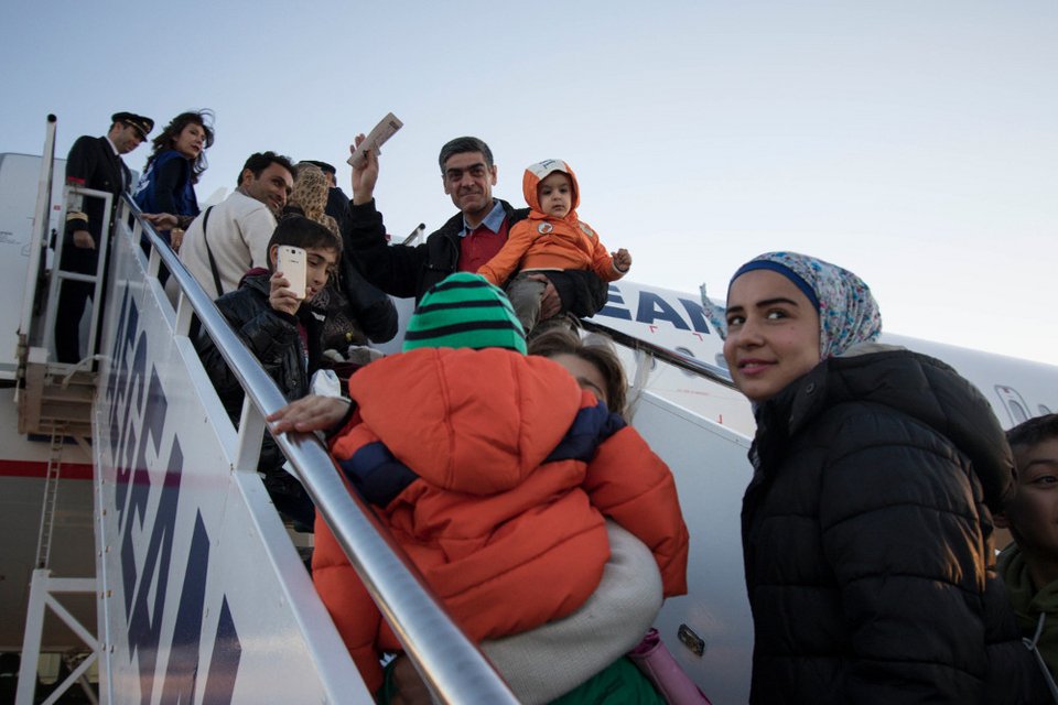 Αποχαιρέτησαν 30 πρόσφυγες για Λουξεμβούργο -Χαμόγελα αλλά και αγωνία για τη νέα τους ζωή [εικόνες] | iefimerida.gr 9