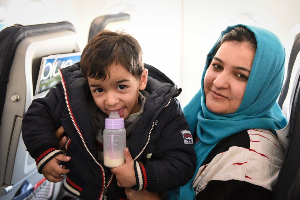 Αποχαιρέτησαν 30 πρόσφυγες για Λουξεμβούργο -Χαμόγελα αλλά και αγωνία για τη νέα τους ζωή [εικόνες] | iefimerida.gr 11