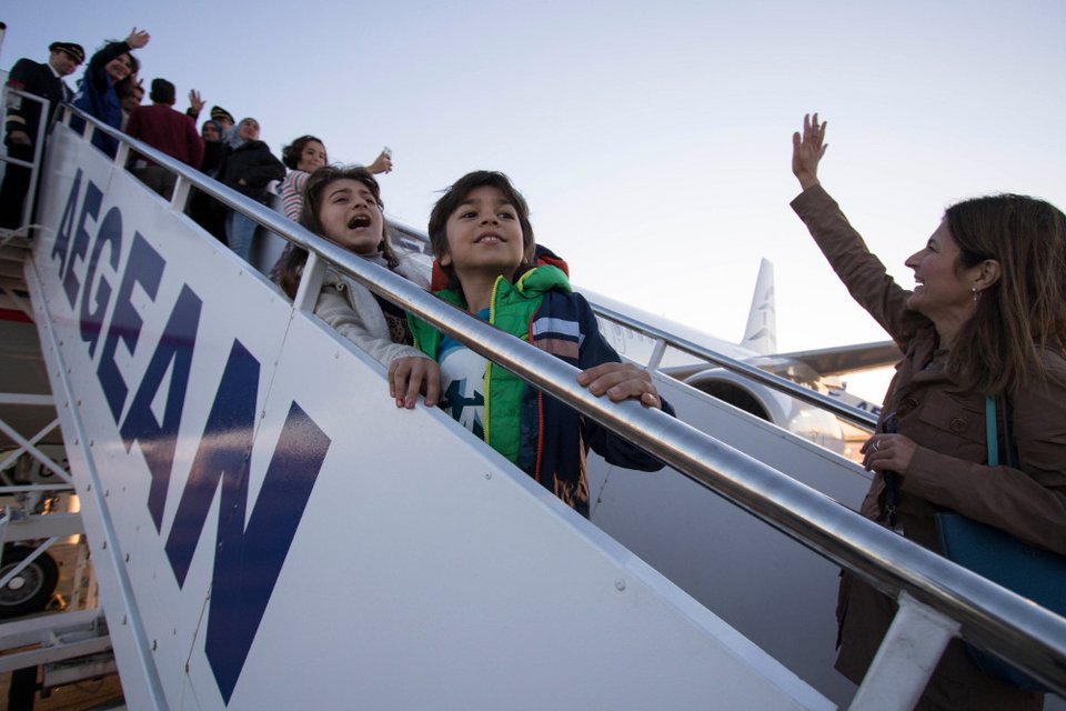 Αποχαιρέτησαν 30 πρόσφυγες για Λουξεμβούργο -Χαμόγελα αλλά και αγωνία για τη νέα τους ζωή [εικόνες] | iefimerida.gr 1