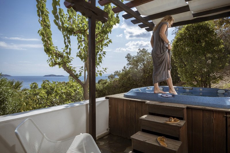 Telegraph: Αυτό είναι το ρομαντικό και ειδυλλιακό ξενοδοχείο της Σκιάθου, μόνο για ενήλικες [εικόνες] | iefimerida.gr 1