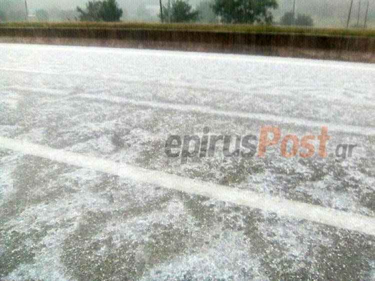 Ασπρισε από το χαλάζι η Εγνατία [εικόνα] | iefimerida.gr 0