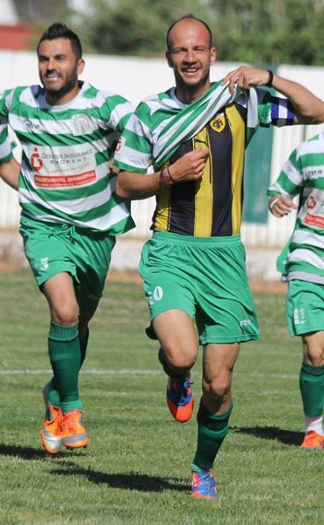 Παίζει με τη φανέλα του ΠΑΟ, αλλά από κάτω φοράει της ΑΕΚ [εικόνα] | iefimerida.gr 0