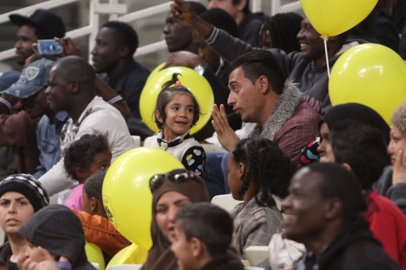Πρόσφυγες χάρισαν τη δική τους νότα στο ΟΑΚΑ -Στον αγώνα ΑΕΚ-Κολοσσός Ρόδου [εικόνες] | iefimerida.gr 1