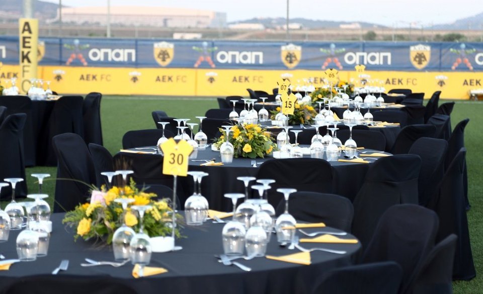 Η ΑΕΚ επέστρεψε και οι παίκτες της ευχαρίστησαν τον κόσμο - Κέφι και χαμόγελα στα Σπάτα [εικόνες] | iefimerida.gr 9