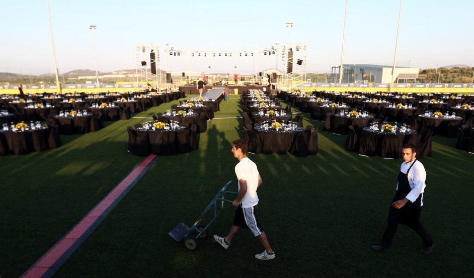 Η ΑΕΚ επέστρεψε και οι παίκτες της ευχαρίστησαν τον κόσμο - Κέφι και χαμόγελα στα Σπάτα [εικόνες] | iefimerida.gr 10