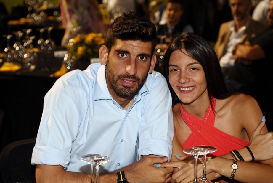 Η ΑΕΚ επέστρεψε και οι παίκτες της ευχαρίστησαν τον κόσμο - Κέφι και χαμόγελα στα Σπάτα [εικόνες] | iefimerida.gr 13