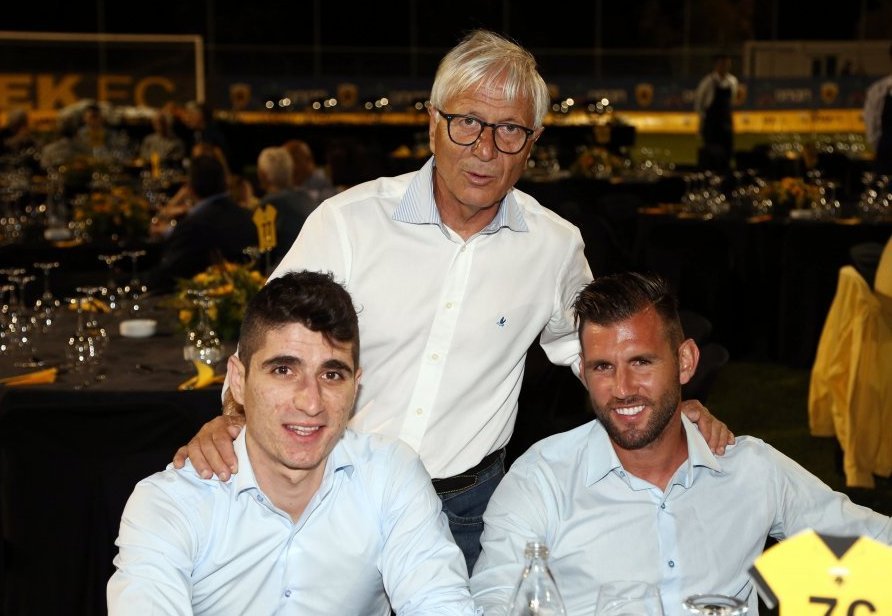 Η ΑΕΚ επέστρεψε και οι παίκτες της ευχαρίστησαν τον κόσμο - Κέφι και χαμόγελα στα Σπάτα [εικόνες] | iefimerida.gr 16