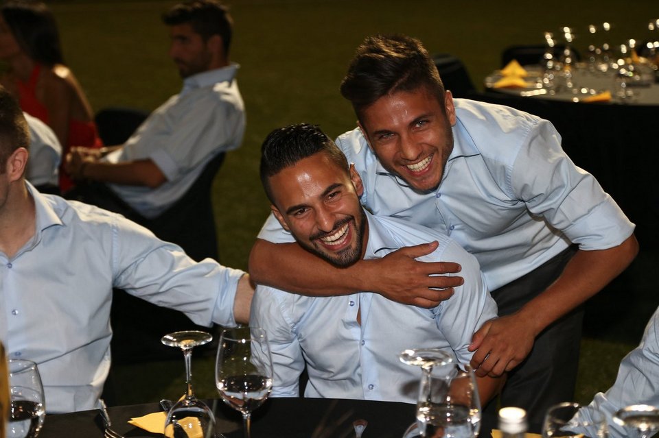 Η ΑΕΚ επέστρεψε και οι παίκτες της ευχαρίστησαν τον κόσμο - Κέφι και χαμόγελα στα Σπάτα [εικόνες] | iefimerida.gr 2