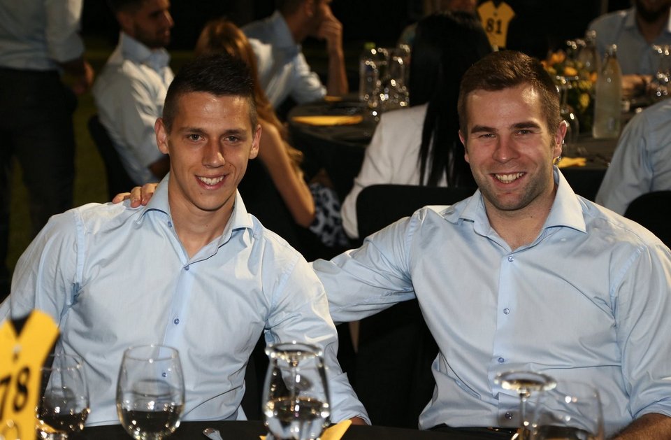 Η ΑΕΚ επέστρεψε και οι παίκτες της ευχαρίστησαν τον κόσμο - Κέφι και χαμόγελα στα Σπάτα [εικόνες] | iefimerida.gr 3