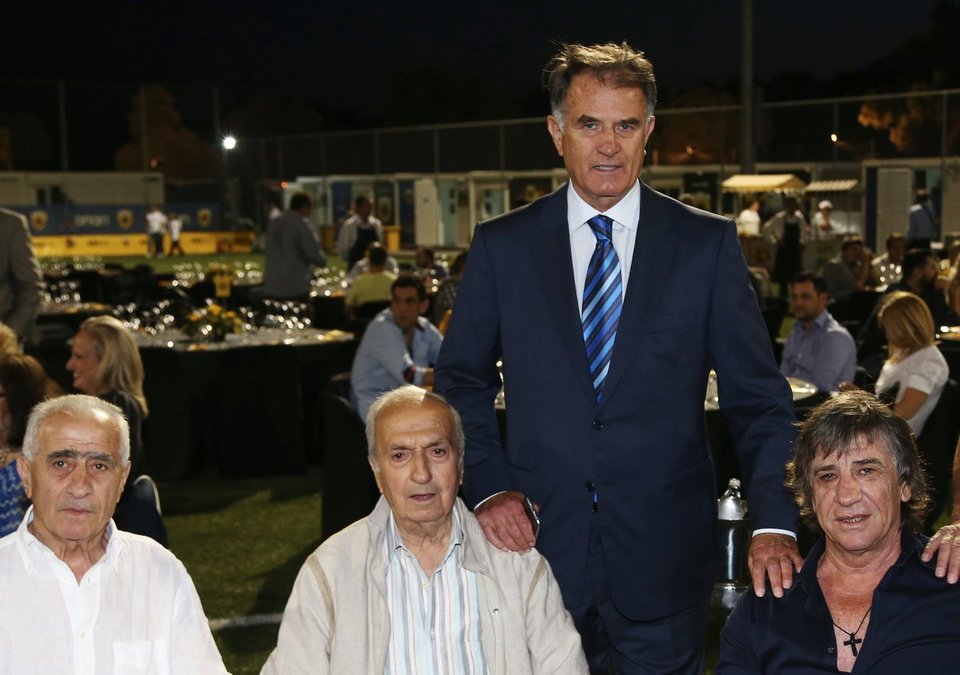 Η ΑΕΚ επέστρεψε και οι παίκτες της ευχαρίστησαν τον κόσμο - Κέφι και χαμόγελα στα Σπάτα [εικόνες] | iefimerida.gr 4