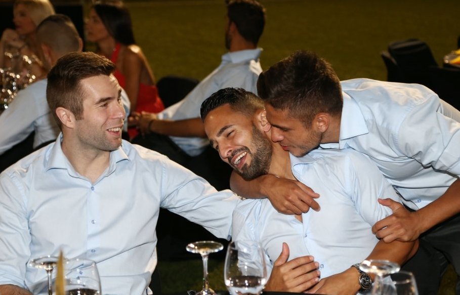 Η ΑΕΚ επέστρεψε και οι παίκτες της ευχαρίστησαν τον κόσμο - Κέφι και χαμόγελα στα Σπάτα [εικόνες] | iefimerida.gr 8