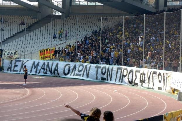 Οι οπαδοί της ΑΕΚ φιλοξένησαν πρόσφυγες στο Ολυμπιακό Στάδιο [εικόνες] | iefimerida.gr 2