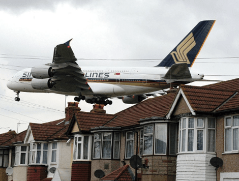 Τρόμος -Εκεί όπου τα αεροπλάνα πετούν σε απόσταση 12 μέτρων από τις στέγες των σπιτιών [εικόνες] | iefimerida.gr 0