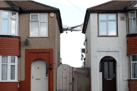 Τρόμος -Εκεί όπου τα αεροπλάνα πετούν σε απόσταση 12 μέτρων από τις στέγες των σπιτιών [εικόνες] | iefimerida.gr 10