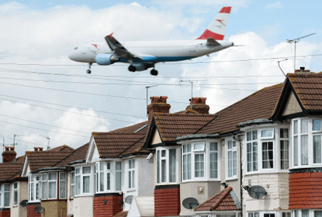 Τρόμος -Εκεί όπου τα αεροπλάνα πετούν σε απόσταση 12 μέτρων από τις στέγες των σπιτιών [εικόνες] | iefimerida.gr 11