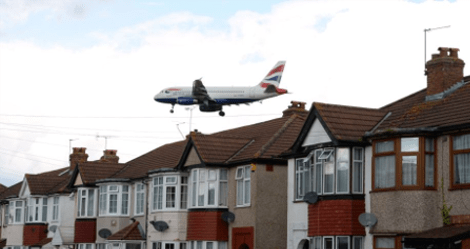 Τρόμος -Εκεί όπου τα αεροπλάνα πετούν σε απόσταση 12 μέτρων από τις στέγες των σπιτιών [εικόνες] | iefimerida.gr 12