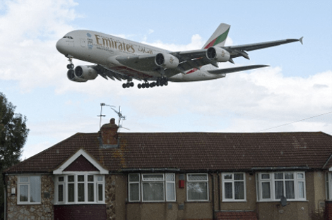 Τρόμος -Εκεί όπου τα αεροπλάνα πετούν σε απόσταση 12 μέτρων από τις στέγες των σπιτιών [εικόνες] | iefimerida.gr 2