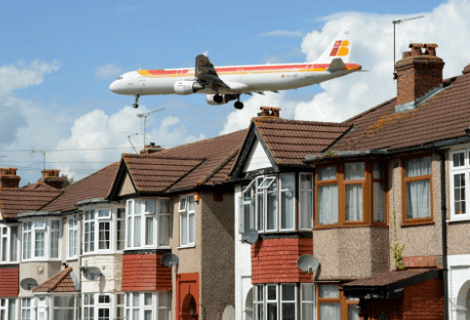 Τρόμος -Εκεί όπου τα αεροπλάνα πετούν σε απόσταση 12 μέτρων από τις στέγες των σπιτιών [εικόνες] | iefimerida.gr 4