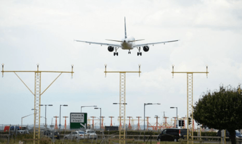 Τρόμος -Εκεί όπου τα αεροπλάνα πετούν σε απόσταση 12 μέτρων από τις στέγες των σπιτιών [εικόνες] | iefimerida.gr 6