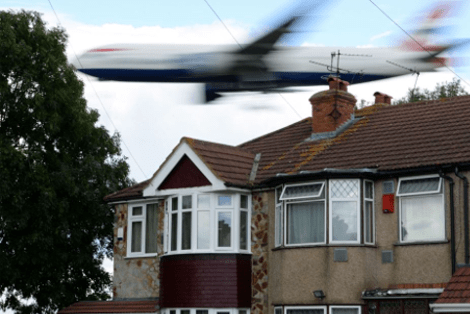 Τρόμος -Εκεί όπου τα αεροπλάνα πετούν σε απόσταση 12 μέτρων από τις στέγες των σπιτιών [εικόνες] | iefimerida.gr 7