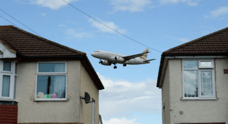 Τρόμος -Εκεί όπου τα αεροπλάνα πετούν σε απόσταση 12 μέτρων από τις στέγες των σπιτιών [εικόνες] | iefimerida.gr 8