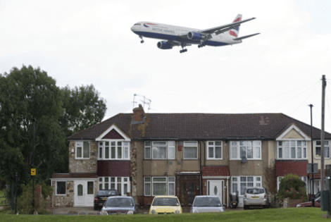 Τρόμος -Εκεί όπου τα αεροπλάνα πετούν σε απόσταση 12 μέτρων από τις στέγες των σπιτιών [εικόνες] | iefimerida.gr 9