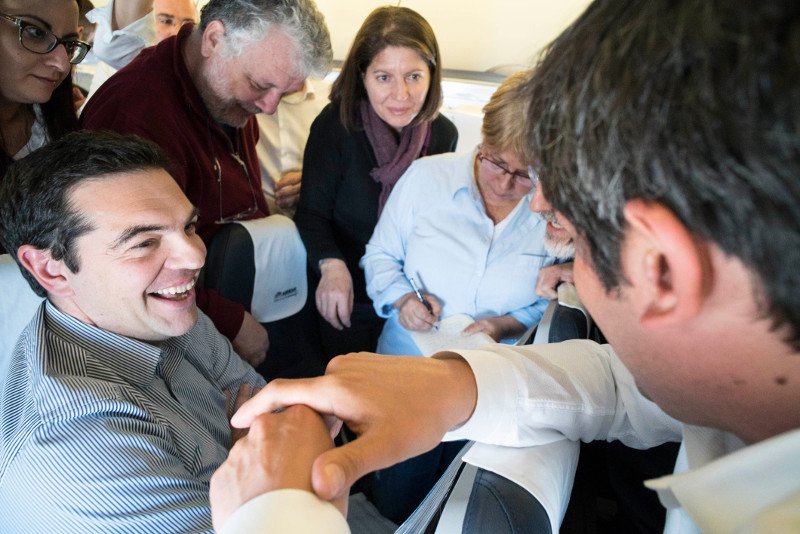 Στο αεροπλάνο με τον Αλέξη Τσίπρα -Χαλαρές στιγμές και χαμόγελα με δημοσιογράφους [εικόνες] | iefimerida.gr 2