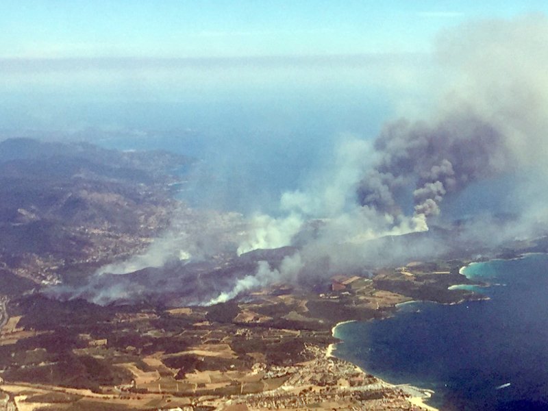 Τουρίστες φεύγουν όπως όπως από τις παραλίες, φλόγες ξεπηδούν από παντού -Tεράστια φωτιά στη Γαλλική Ριβιέρα [εικόνες] | iefimerida.gr 5