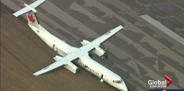  Eλικας αεροπλάνου ξεκόλλησε από τη θέση του, καρφώθηκε στην καμπίνα και τραυμάτισε γυναίκα [εικόνες] | iefimerida.gr 0