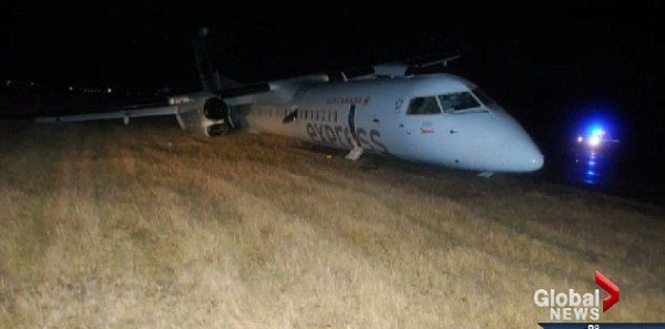  Eλικας αεροπλάνου ξεκόλλησε από τη θέση του, καρφώθηκε στην καμπίνα και τραυμάτισε γυναίκα [εικόνες] | iefimerida.gr 1