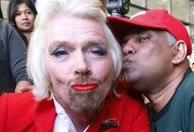 O  Ρίτσαρντ Μπράνσον έγινε ...αεροσυνοδός για ένα στοίχημα που έχασε [εικόνες] | iefimerida.gr 0