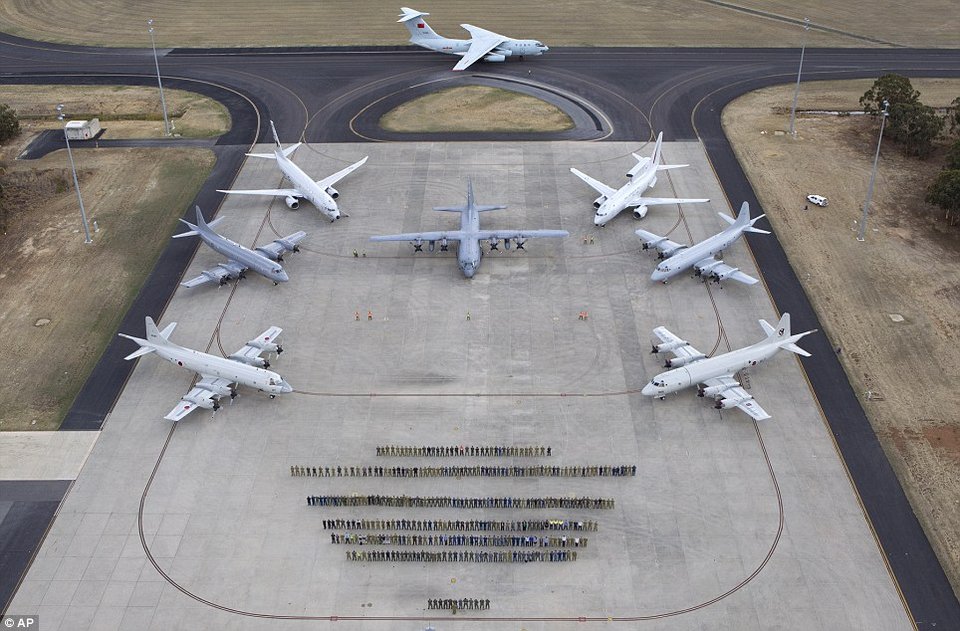 Διασώστες ποζάρουν με καμάρι  για τις έρευνες του μοιραίου Boeing που απέβησαν άκαρπες [εικόνες] | iefimerida.gr 1