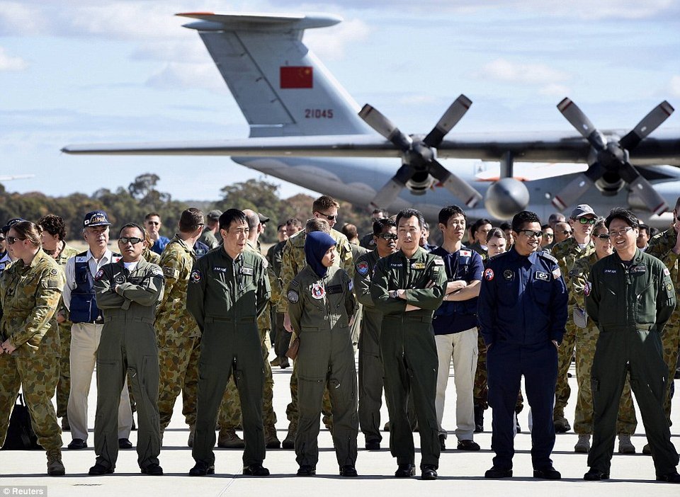 Διασώστες ποζάρουν με καμάρι  για τις έρευνες του μοιραίου Boeing που απέβησαν άκαρπες [εικόνες] | iefimerida.gr 4