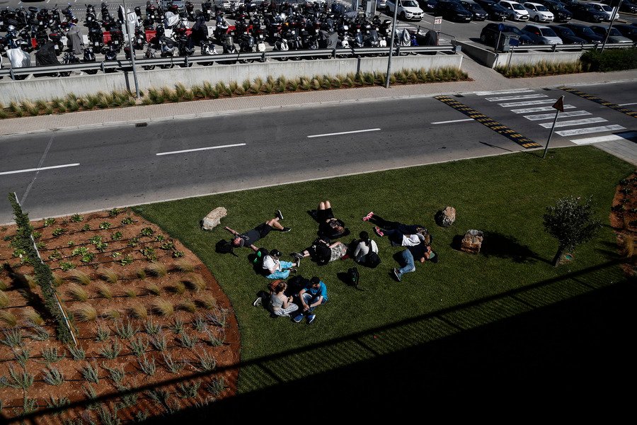 Τουρίστες ξαπλωμένοι στο γκαζόν έξω από το «Ελ. Βενιζέλος» -Λόγω της στάσης εργασίας των ελεγκτών [εικόνες] | iefimerida.gr 3