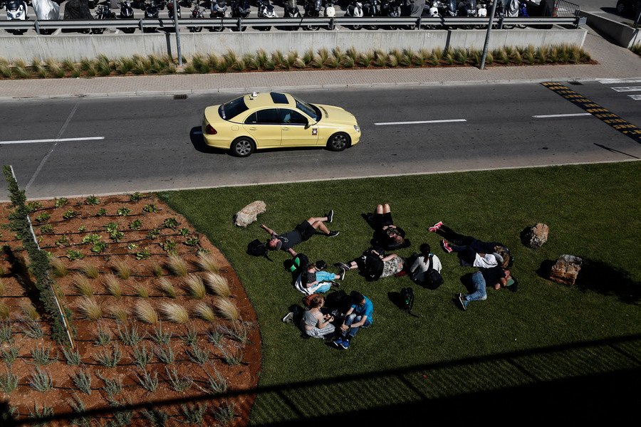 Τουρίστες ξαπλωμένοι στο γκαζόν έξω από το «Ελ. Βενιζέλος» -Λόγω της στάσης εργασίας των ελεγκτών [εικόνες] | iefimerida.gr 4