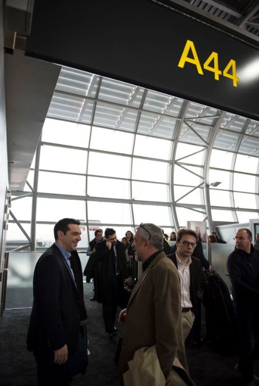 Οι επιβάτες που πλησίασαν τον Τσίπρα στο αεροδρόμιο [εικόνες] | iefimerida.gr 0