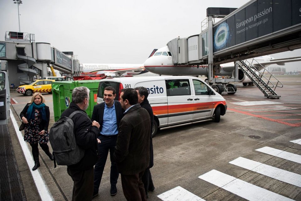 Οι επιβάτες που πλησίασαν τον Τσίπρα στο αεροδρόμιο [εικόνες] | iefimerida.gr 2