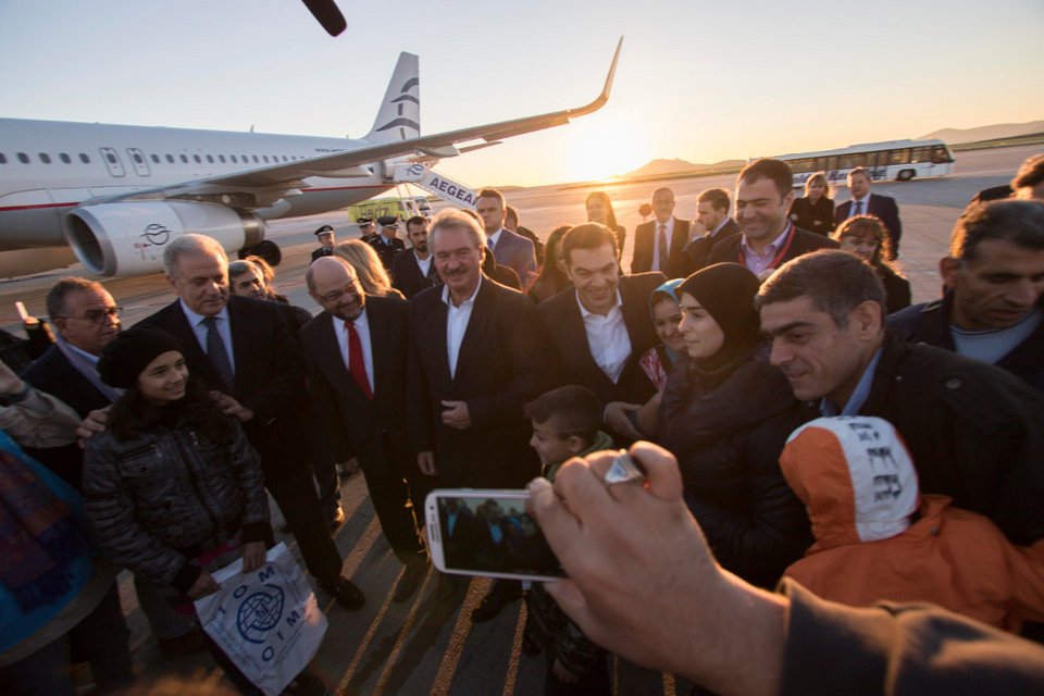 Οι selfies του πρωθυπουργού με τους πρόσφυγες -Χαμογελαστός και συγκινημένος ο Αλέξης Τσίπρας [εικόνες]  | iefimerida.gr 1