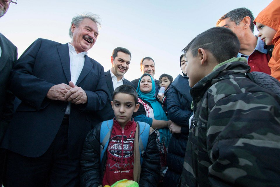 Οι selfies του πρωθυπουργού με τους πρόσφυγες -Χαμογελαστός και συγκινημένος ο Αλέξης Τσίπρας [εικόνες]  | iefimerida.gr 5