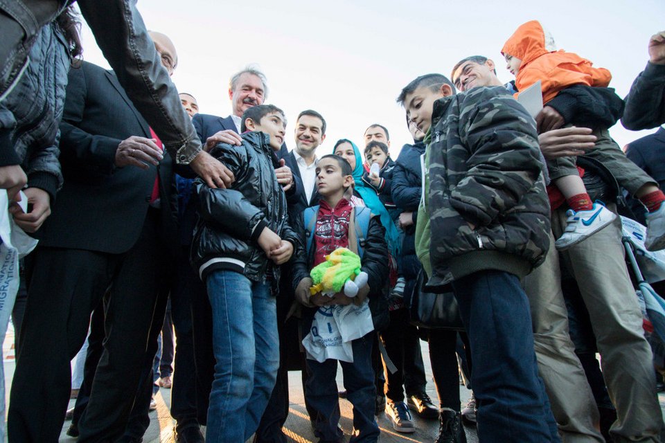 Οι selfies του πρωθυπουργού με τους πρόσφυγες -Χαμογελαστός και συγκινημένος ο Αλέξης Τσίπρας [εικόνες]  | iefimerida.gr 6