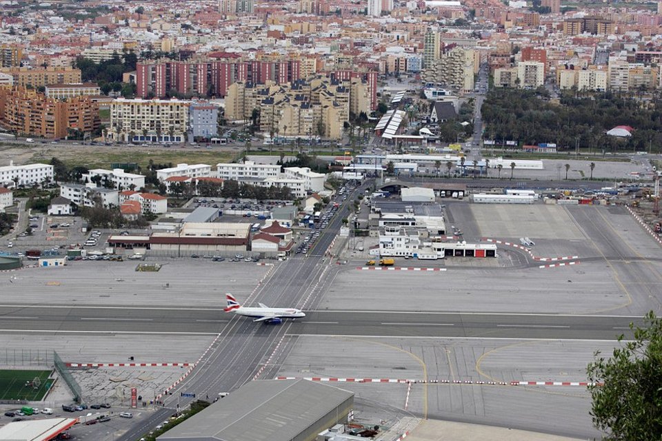 Το πιο επικίνδυνο αεροδρόμιο του κόσμου [εικόνες] | iefimerida.gr 0