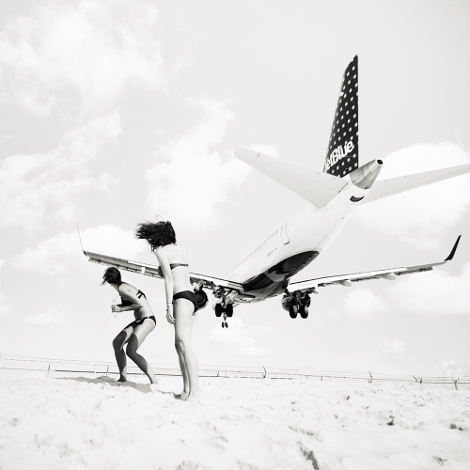 Οταν το αεροπλάνο περνά στο ένα μέτρο από τα κεφάλια των λουομένων -Ο τρόμος ζωγραφισμένος στα μάτια τους [εικόνες] | iefimerida.gr 0